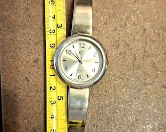 Montre à quartz pour femme de marque C RY6293SL - Cadran argenté, mouvement japonais