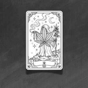 Puede incluir: Una pegatina rectangular con una ilustración de líneas en blanco y negro de una figura encapuchada que sostiene una planta de cannabis y un cigarrillo encendido. El diseño incluye una luna creciente, estrellas, humo y una cinta decorativa.