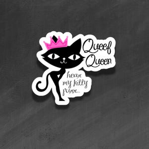Puede incluir: Una pegatina de gato negro con una corona rosa y las palabras "Queef Queen" en una fuente caprichosa. La pegatina también incluye la frase "hear my kitty purr..." en un estilo manuscrito.