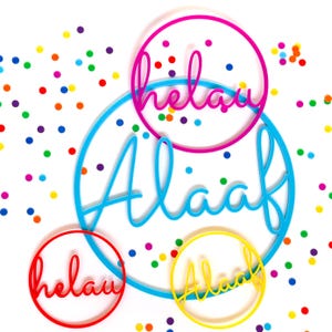 Könnte beinhalten: Ein festliches Design mit den Wörtern "Alaaf" und "Helau" in verspielter Schrift, platziert in farbenfrohen Kreisen. Der Text ist in leuchtendem Pink, Blau, Rot und Gelb gehalten, mit Konfetti-Punkten verstreut.