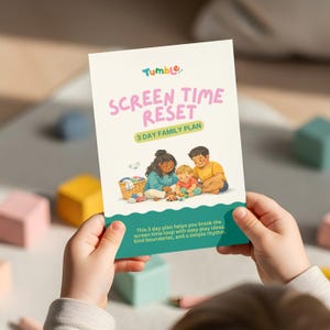 Puede incluir: Folleto blanco titulado "SCREEN TIME RESET" con un plan familiar de 3 días. El folleto presenta una ilustración de una familia y el texto "This 3 day plan helps you break the screen time loop with easy play ideas, kind boundaries, and a simple rhythm."