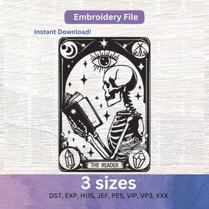 Op de afbeelding: Een zwart-wit borduurbestand met een skelet dat een open boek leest. De illustratie bevat een oog, sterren, een maansikkel, een mot en kristallen. De tekst luidt "THE READER" onderaan en "Embroidery File" aan de bovenzijde van het ontwerp.
