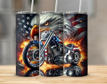 Op de afbeelding: Set van drie roestvrijstalen bekers met een patriottisch ontwerp. Elke beker toont een Amerikaanse zeearend, een motorfiets en de Amerikaanse vlag, tegen een vurige achtergrond. De bekers hebben een rietje.