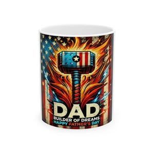 Puede incluir: Taza de cerámica blanca con un diseño de martillo estilizado con los colores de la bandera estadounidense. La taza tiene la palabra "DAD", junto con las frases "BUILDER OF DREAMS" y "HAPPY FATHER'S DAY".