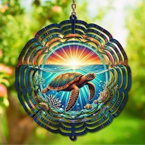 Peut inclure: Ornement rond en bois multicouche représentant une tortue de mer dans l'océan. Le design comprend un coucher de soleil, du corail et des poissons, avec des tons bleus et verts. L'ornement est suspendu par une chaîne argentée.
