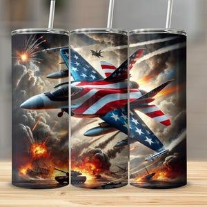 Puede incluir: Juego de tres vasos de acero inoxidable con un diseño patriótico. La imagen central presenta un avión de combate con el diseño de la bandera estadounidense, sobre un fondo de explosiones y humo.