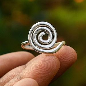 Anillo espiral de plata esterlina: joyería bohemia hecha a mano con alambre enrollado