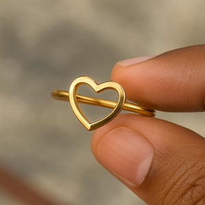 Delicado anillo de corazón chapado en oro de 14 quilates: banda minimalista ajustable