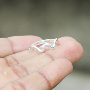 Sterling Silber Wellenring: Minimalistisches Ozeanband, stapelbarer Schmuck