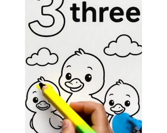以下が含まれることがあります： 3の数字と「three」の文字が書かれた塗り絵。3羽のアヒルの漫画と2つの雲が描かれています。黄色と緑の鉛筆でアヒルの頭を塗っています。