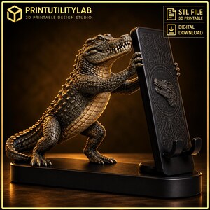 Può includere: Una statuetta di alligatore color bronzo scuro su una base nera, che sostiene un supporto rettangolare nero per telefono. Il supporto presenta un design a testa di alligatore in rilievo e motivi complessi. File STL per download digitale.