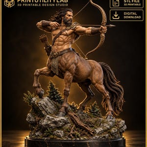Könnte beinhalten: Eine 3D-druckbare digitale STL-Datei einer Zentaur-Bogenschützen-Figur. Der muskulöse Zentaur hat langes dunkles Haar, einen Bart und spannt einen Bogen mit Pfeil. Er trägt Lederarmschienen, einen Gürtel und einen Köcher. Die Figur steht auf einem Felsensockel.