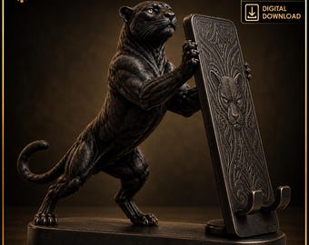 Könnte beinhalten: Ein dunkelbronzefarbener, 3D-druckbarer Handyhalter mit einer skulptierten schwarzen Pantherfigur auf einem Sockel, die eine aufrechte rechteckige Platte mit eingeprägtem Katzengesicht hält. Text: PRINTUTILITYLAB, STL FILE, DIGITAL DOWNLOAD.
