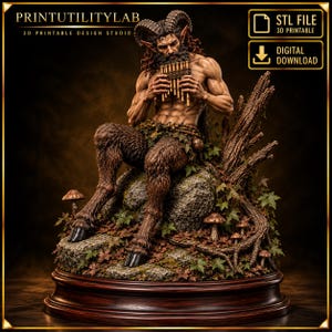 Op de afbeelding: Een 3D-printbaar digitaal bestand van een satyrfiguur met hoorns, die op een bemoste rots zit en panfluit speelt. Het figuur heeft harige benen, hoeven en een gespierde romp. De basis bevat boomwortels, klimop en kleine paddenstoelen.