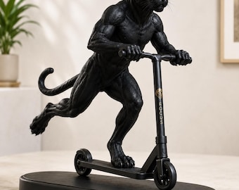 Könnte beinhalten: Eine schwarze Pantherfigur mit muskulösem Körperbau auf einem schwarzen Tretroller. Der Panther hat goldene Augen und steht auf einem ovalen schwarzen Sockel. Die Lenkstange des Rollers zeigt ein kleines goldenes Emblem und den Text "FOCUS".
