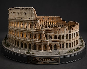 Könnte beinhalten: Ein detailliertes Modell des Kolosseums in Rom, Italien, mit beigefarbenen Steinmauern, bogenförmigen Ebenen und Innenbeleuchtung. Das Bauwerk steht auf einem runden schwarzen Sockel mit einem Schild, auf dem COLOSSEUM ROME, ITALY steht.