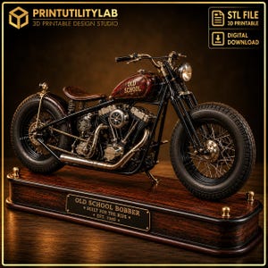 Może przedstawiać: Model motocykla w formacie STL do druku 3D na drewnianej podstawie. Motocykl posiada ciemnoczerwony zbiornik paliwa z napisem OLD SCHOOL, czarną ramę, szprychowe koła i brązowe siedzenie. Na podstawie znajduje się tabliczka z napisem OLD SCHOOL BOBBER BUILT FOR THE RIDE EST. 1969.