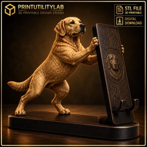 Op de afbeelding: Een gouden Labrador retriever beeldje op een donkere voet, dat een rechthoekige telefoonstandaard vasthoudt. De standaard heeft een versierde rand en een cirkelvormig reliëf van een Labrador-gezicht. Tekst: PRINTUTILITYLAB, STL FILE, DIGITAL DOWNLOAD.