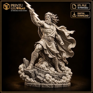 Puede incluir: Un archivo digital STL imprimible en 3D de una figura musculosa y barbuda de pie sobre una base rocosa con nubes, sosteniendo un rayo en alto. La figura viste una prenda drapeada, una hebilla de cinturón con cabeza de león y grebas.