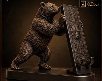 Könnte beinhalten: Eine bronzefarbene, 3D-druckbare digitale Download-Datei, die eine stehende Bärenskulptur als Handyhalterung zeigt. Der Bär hält eine aufrechte rechteckige Platte mit einem geprägten Bärenkopf und kunstvollen Verzierungen auf einem Sockel.