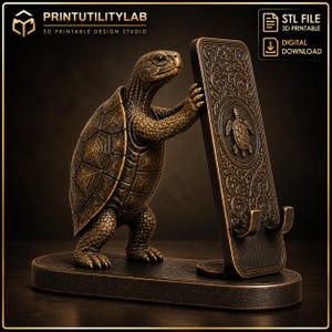 Puede incluir: Un soporte para teléfono imprimible en 3D de color bronce con una tortuga esculpida sobre una base ovalada. La tortuga sostiene un panel rectangular vertical decorado con tallas florales y un emblema de tortuga. Incluye el texto PRINTUTILITYLAB.