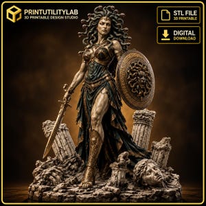 Könnte beinhalten: Eine 3D-druckbare digitale Datei einer Medusa-Figur mit Schlangenhaaren, die eine dunkelgrüne und goldene Rüstung trägt, ein Schwert und einen Schild mit Gesichtsmotiv hält und zwischen zerbrochenen Steinsäulen und Trümmern steht.