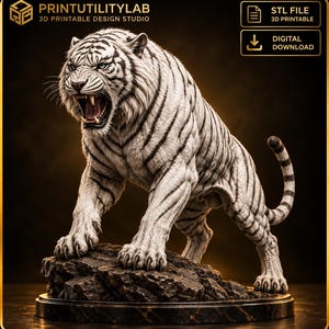 Puede incluir: Un archivo STL imprimible en 3D de un tigre blanco con rayas negras, mostrado en una pose de gruñido con la boca abierta, de pie sobre una base de roca texturizada. La imagen incluye el texto PRINTUTILITYLAB, 3D PRINTABLE DESIGN STUDIO, STL FILE, DIGITAL DOWNLOAD.