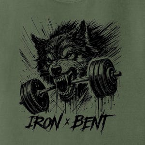 Può includere: Felpa verde oliva con una grafica nera di un lupo ringhiante che solleva un bilanciere. Il testo "IRON x BENT" è stampato sotto. La felpa ha un girocollo e maniche lunghe.