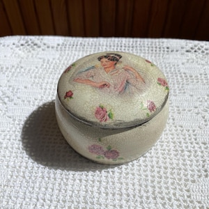 Runde Holz Schmuckschatulle Runde Creme Trinket Box Box in Shabby Chic Style Handgemachte Box Gemalt und im Alter von Box Geschenk für Sie Blumenkasten klein