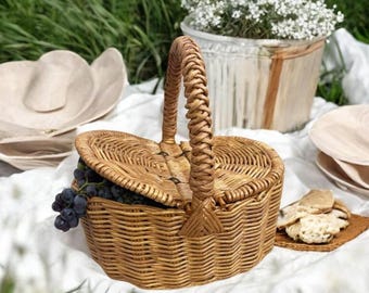 Handmade Small Wicker Basket with Lid 9.5*7.6*4.4 in: Picnic, Beach, Harvest Basket