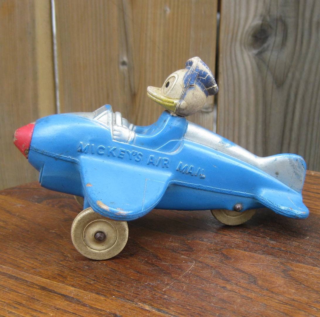Gangster Duck Car Toy W/ Propeller & Chain - Inspire Uplift