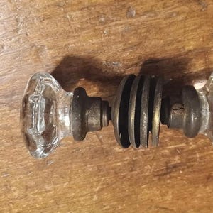 Ensemble de 8 poignées de porte en verre anciennes avec tige et 4 rosaces en laiton Maison victorienne, décoration de ferme, chalet, restauration de quincaillerie