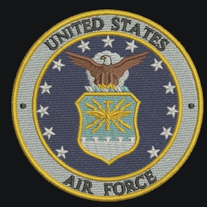 以下が含まれることがあります： アメリカ空軍のエンブレムが刺繍されたパッチ。円形のパッチは、金と水色の盾のデザイン、茶色のワシ、白い星が描かれた青色の中心部を持っています。「UNITED STATES AIR FORCE」の文字が縁に刺繍されています。