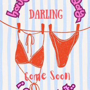 Op de afbeelding: Een roze-wit gestreepte achtergrond met een rode bikini die aan een waslijn hangt. De tekst "have a good day darling come soon i can't wait" is geschreven in roze en rood.