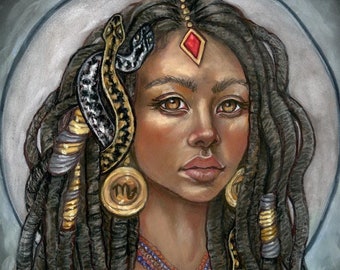 Puede incluir: Retrato de una mujer con piel oscura y rastas, adornada con joyas de oro y plata, incluyendo accesorios para el cabello con forma de serpiente y un colgante de escorpión. Viste una prenda amarilla con ribete rojo y blanco, y un halo rodea su cabeza.