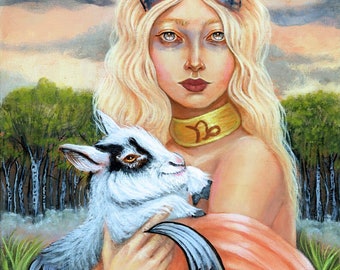 Puede incluir: Una pintura de una mujer con cola de sirena y cuernos de cabra sosteniendo una cabra pequeña. Lleva un collar de oro con el símbolo astrológico de Capricornio. El fondo es un bosque con un cielo nublado.