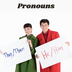 Peut inclure: Deux personnes tiennent des pancartes avec des pronoms. Le panneau tenu par la personne de gauche indique "They/Them" en bleu. Le panneau tenu par la personne de droite indique "He/Him" en rouge. Le texte "Subject & Object Pronouns" est en haut.