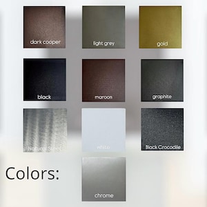 Puede incluir: Una paleta de colores que muestra diez muestras cuadradas etiquetadas como dark copper, light grey, gold, black, maroon, graphite, natural steel, white, black crocodile y chrome. La palabra Colors aparece en negro abajo a la izquierda.