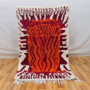 Alfombra marroquí de lana de color rojo intenso: alfombra bereber tejida a mano, motivos tribales geométricos y colores artesanales vibrantes / Tamaño personalizado disponible.