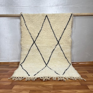 HANDGEMACHTER BENIOURAIN TEPPICH - Großer handgefertigter Wollteppich - Creme Weiß mit schwarzem Rauten-Muster - Berber Teppich - Boho Wohndekor.