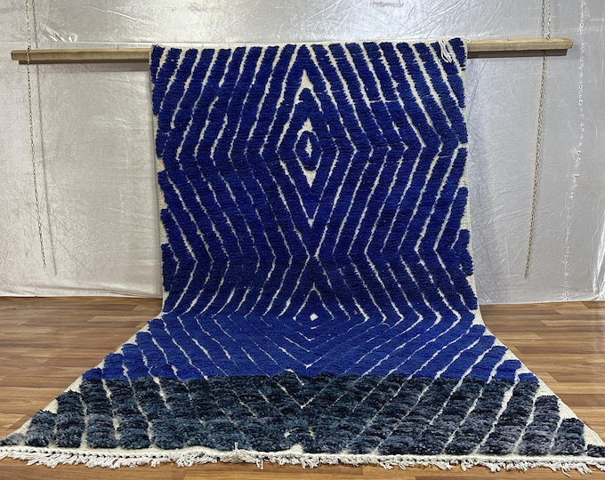 Engraved Wool Rug: Geometric Pattern in Blue and White for Modern Home Decor