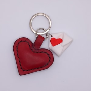 Leder Herz Schlüsselanhänger mit Liebesbrief aus Polymer Clay - Handgemachtes Romantisches Geschenk für Jahrestag oder Valentinstag