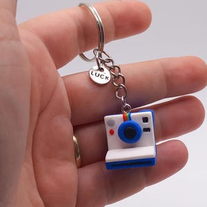Mini Retro Camera Keychain - Handmade Polymer Clay Charm - Vintage Photography Gift - Photographer Accessory - Cute Camera Keyring