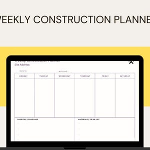 Może przedstawiać: Czarny laptop wyświetla tygodniowy plan budowy. Plan zawiera sekcje dla każdego dnia tygodnia, z miejscem na adres budowy, miesiąc, numer tygodnia, priorytety/terminy i listę materiałów/zadań. Tekst "WEEKLY CONSTRUCTION PLANNER" znajduje się na górze.
