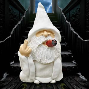 Puede incluir: Estatua de gnomo de jardín blanco con barba larga blanca, gorro puntiagudo y cigarro. El gnomo muestra el dedo medio. El fondo presenta una escalera oscura y un cielo tormentoso.