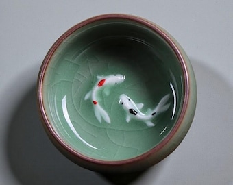 Cuenco para mojar peces koi con glaseado craquelado: un detalle elegante para las noches de sushi y la hora del té.