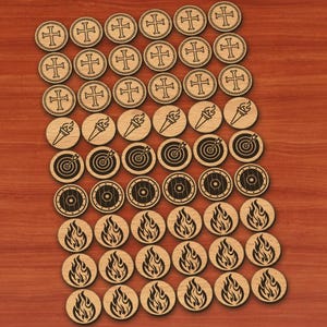 Puede incluir: Una colección de fichas de juego de madera con varios diseños grabados. Las fichas presentan imágenes de cruces, antorchas, dianas, escudos y llamas. Las fichas están dispuestas sobre una superficie de madera marrón rojizo.