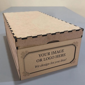Può includere: Una scatola rettangolare in legno con coperchio. La scatola è di colore marrone chiaro con un bordo decorativo e il testo "YOUR IMAGE OR LOGO HERE We design for you free!" sul davanti.