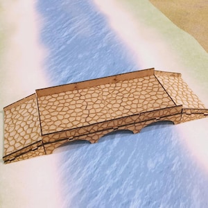 Puede incluir: Un puente de madera en miniatura con una superficie texturizada que imita la piedra. El puente es de color marrón claro y presenta soportes arqueados. Este modelo de puente está diseñado para juegos de mesa o presentaciones de modelos.
