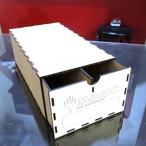 Puede incluir: Un juego de tres tazas de cerámica con un acabado mate moteado. Las tazas son en tonos crema, gris claro y gris oscuro. Cada taza tiene un diseño simple y minimalista, ideal para café o té.